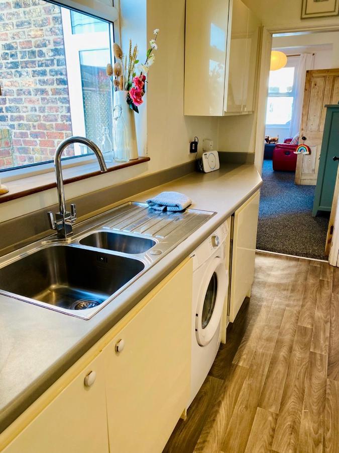 Spacious Victorian Family Town House, Sleeps 7, Near Centre * York