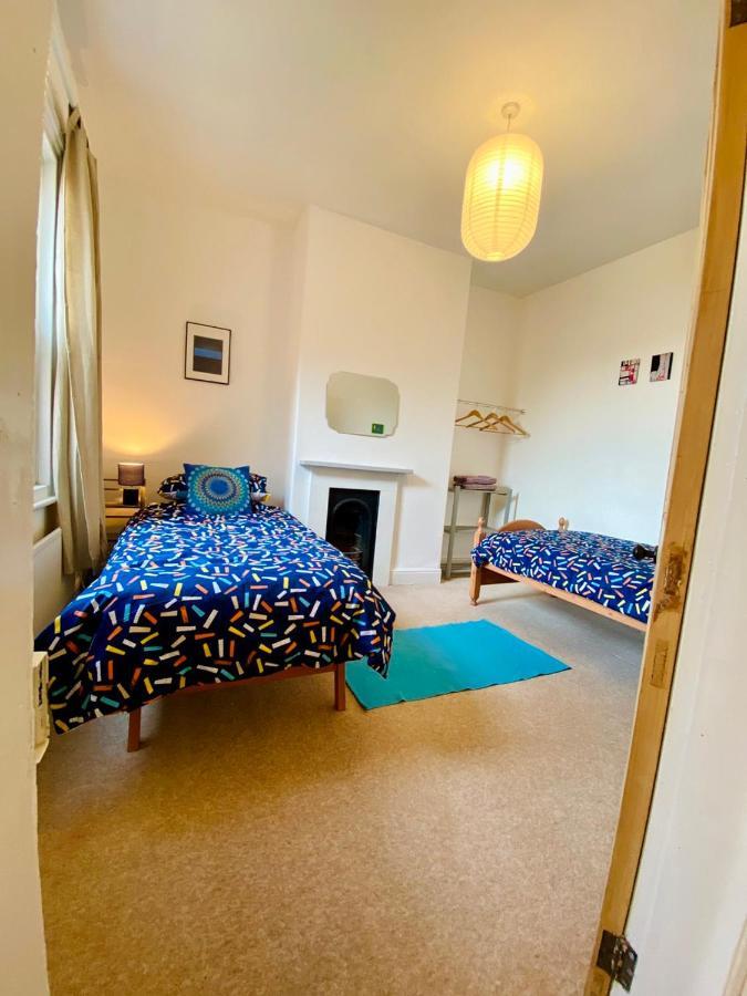 Spacious Victorian Family Town House, Sleeps 7, Near Centre *