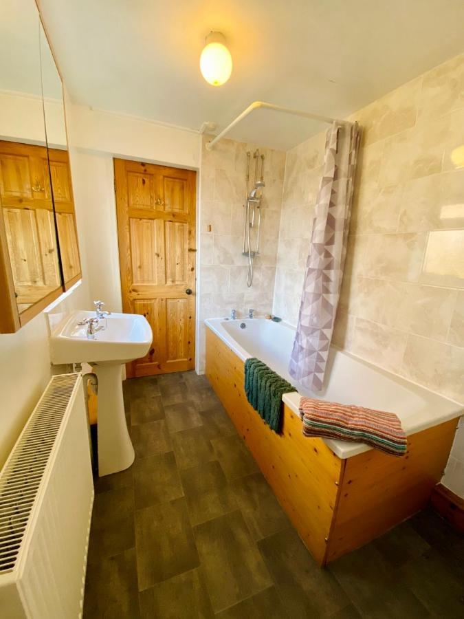 Spacious Victorian Family Town House, Sleeps 7, Near Centre Casa de férias